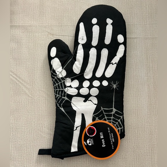 NWT Black and White Skeleton Oven Mitt - Picture 3 of 4